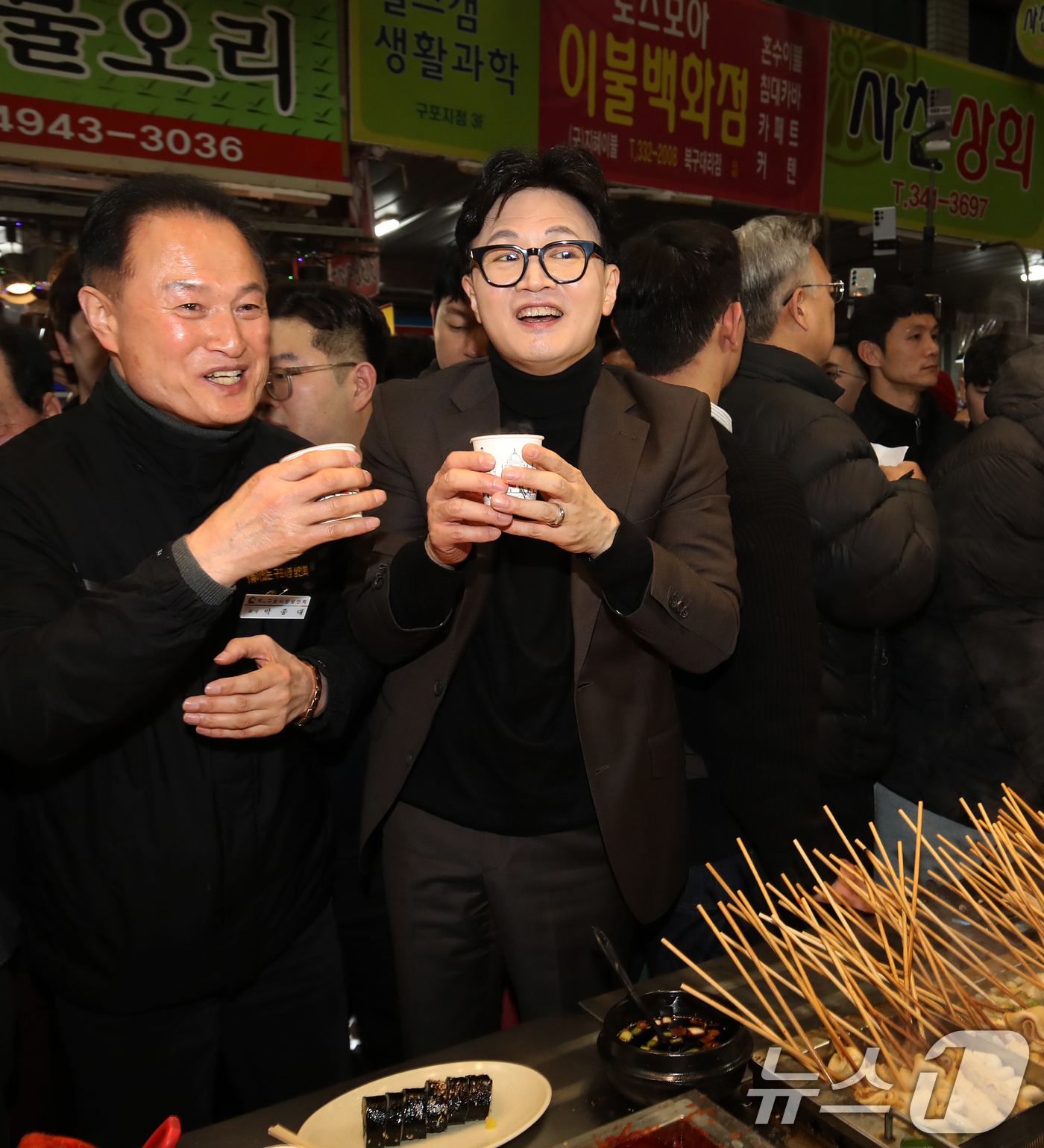 (부산=뉴스1) 윤일지 기자 = 한동훈 전 국민의힘 대표가 7일 오후 부산 북구 구포시장을 찾아 어묵 국물이 든 종이컵을 들고 있다. 2026.3.7/뉴스1