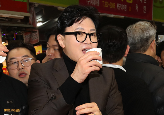 與 "한동훈, 계엄 안 했으면 尹도 주가 6000?…역대급 현실 왜곡"