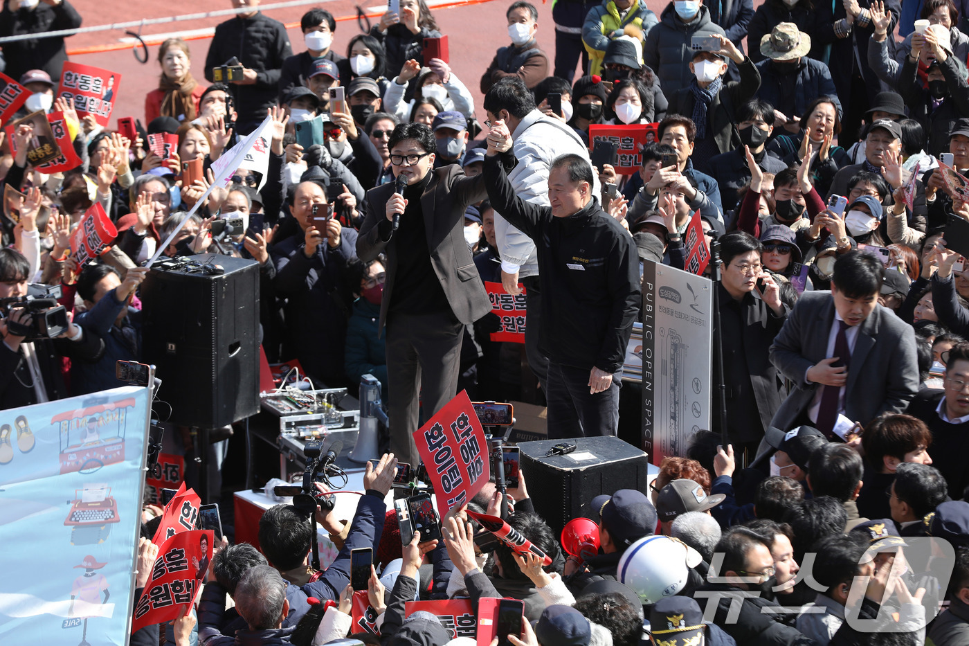 (부산=뉴스1) 윤일지 기자 = 한동훈 전 국민의힘 대표가 7일 오후 부산 북구 구포시장을 찾아 발언하고 있다. 2026.3.7/뉴스1