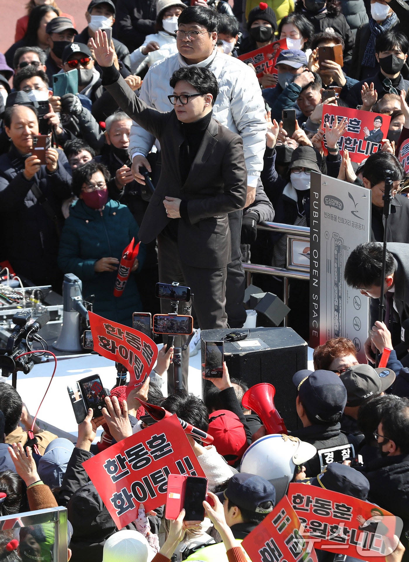 (부산=뉴스1) 윤일지 기자 = 한동훈 전 국민의힘 대표가 7일 오후 부산 북구 구포시장을 찾아 지지자들에게 손을 흔들고 있다.  2026.3.7/뉴스1