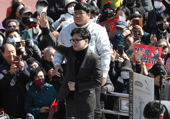 구포시장 찾은 한동훈 전 대표