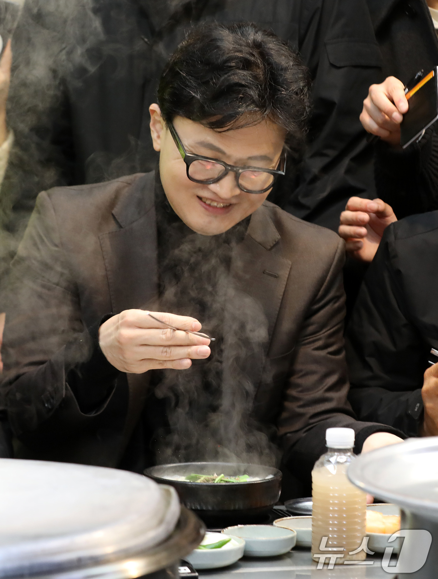 (부산=뉴스1) 윤일지 기자 = 한동훈 전 국민의힘 대표가 7일 오후 부산 북구 구포시장 한 식당을 찾아 돼지국밥을 먹고 있다. 2026.3.7/뉴스1