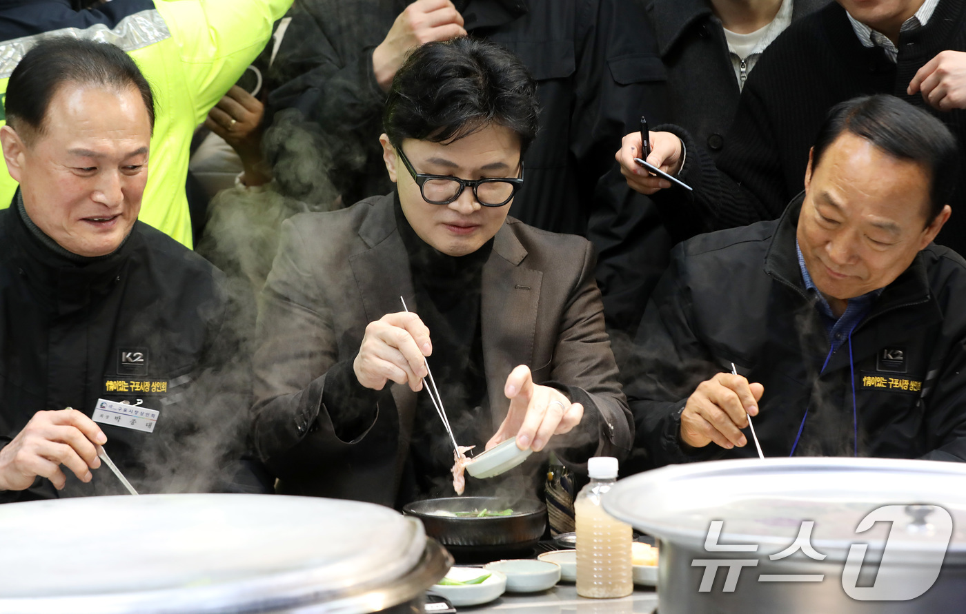 (부산=뉴스1) 윤일지 기자 = 한동훈 전 국민의힘 대표가 7일 오후 부산 북구 구포시장 한 식당을 찾아 돼지국밥에 새우젓을 넣고 있다. 2026.3.7/뉴스1