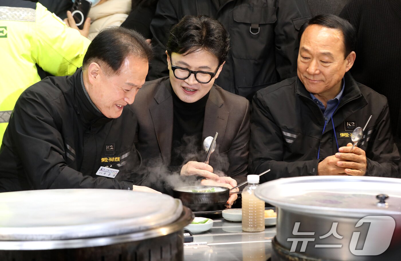 본문 이미지 - 한동훈 전 국민의힘 대표가 지난 3월 7일 오후 부산 북구 구포시장 한 식당을 찾아 돼지국밥을 먹고 있다. 2026.3.7 ⓒ 뉴스1 윤일지 기자