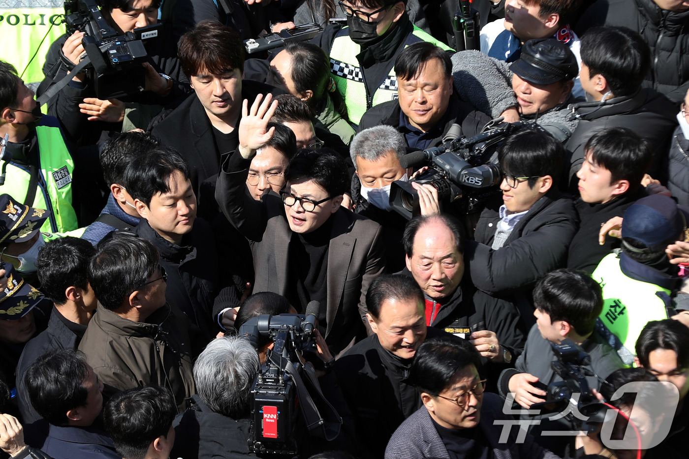 (부산=뉴스1) 윤일지 기자 = 한동훈 전 국민의힘 대표가 7일 오후 부산 북구 구포시장을 찾아 지지자들에게 손을 흔들고 있다. 2026.3.7/뉴스1