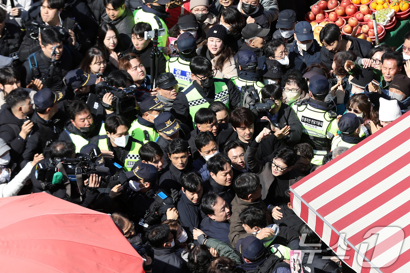(부산=뉴스1) 윤일지 기자 = 한동훈 전 국민의힘 대표가 7일 오후 부산 북구 구포시장을 찾아 주먹을 불끈 쥐고 있다. 2026.3.7/뉴스1