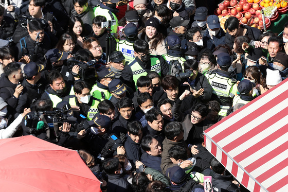 인파 속 한동훈 '주먹 불끈'