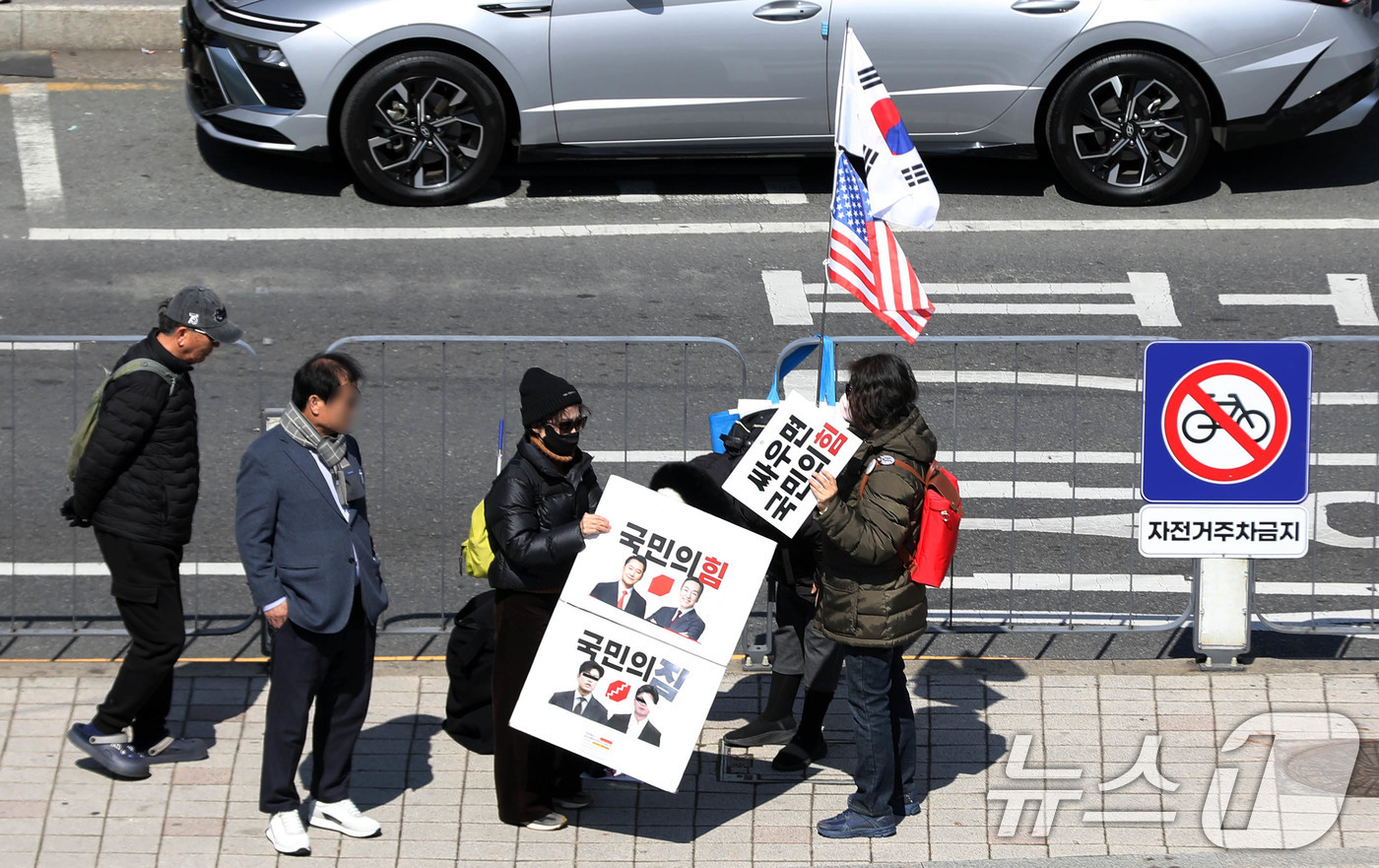 (부산=뉴스1) 윤일지 기자 = 7일 오후 한동훈 전 국민의힘 대표가 부산 북구 구포시장을 방문한다는 소식이 전해지자 한 전 대표를 반대하는 시민들이 피켓을 들고 목소리를 높이고 …