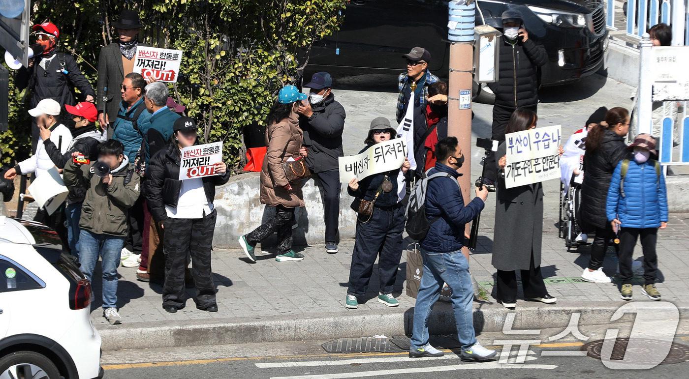(부산=뉴스1) 윤일지 기자 = 7일 오후 한동훈 전 국민의힘 대표가 부산 북구 구포시장을 방문한다는 소식이 전해지자 한 전 대표를 반대하는 시민들이 피켓을 들고 목소리를 높이고 …
