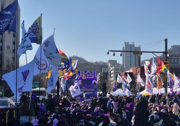 "올해의 여성은 탄핵 광장에 선 여러분"…여성의날 앞두고 '보랏빛 물결'