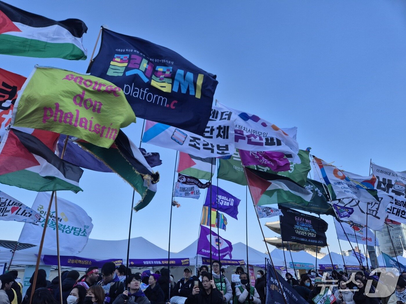 본문 이미지 - 7일 한국여성단체연합이 서울 종로구 서십자각에서 개최한 제41회 한국여성대회에서 단체들의 깃발이 바람에 휘날리는 모습. 2026.3.7 ⓒ 뉴스1 신윤하 기자