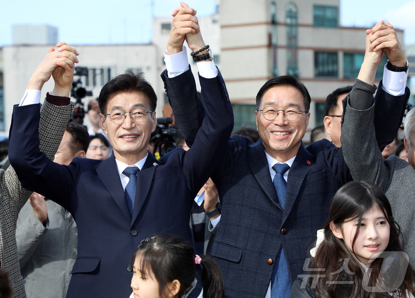 본문 이미지 - 제주도지사 선거 출마를 선언한 문대림 국회의원(더불어민주당·제주 제주시 갑)과 위성곤 국회의원(민주·제주 서귀포시)이 7일 오후 제주시 탐라문화광장에서 열린 문 의원의 제주도지사 선거 출마 기자회견에서 기념촬영을 하고 있다. 2026.3.7 ⓒ 뉴스1 오미란 기자