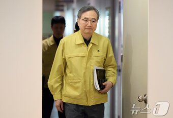 본문 이미지 - 조현 외교부 장관이 지난 7일 서울 종로구 외교부 청사에서 열린 중동 상황 관련 재외국민보호대책본부 회의에 참석하고 있다. 2026.3.7 ⓒ 뉴스1 김진환 기자