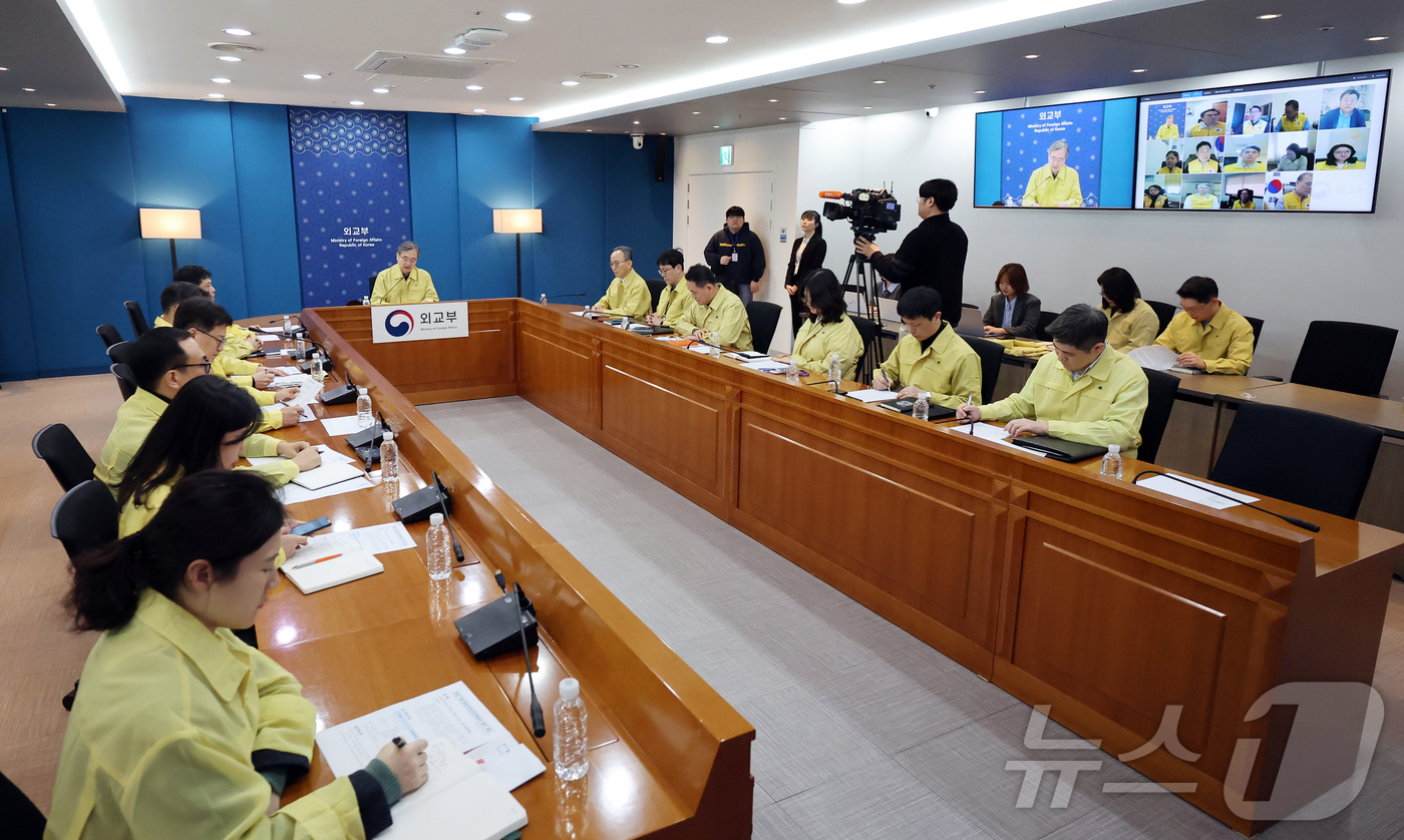 (서울=뉴스1) 김진환 기자 = 조현 외교부 장관이 7일 서울 종로구 외교부 청사에서 중동 상황 관련 재외국민보호대책본부 회의를 주재하고 있다. 2026.3.7/뉴스1