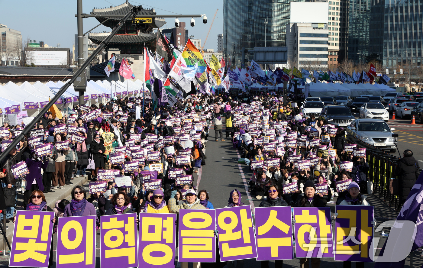 (서울=뉴스1) 김명섭 기자 = 7일 서울 광화문 서십자각에서 열린 2026년 3·8세계여성읜 날 기념 제41회 한국여성대회에서 참가자들이 구호를 외치고 있다. 이번 대회는 '빛의 …