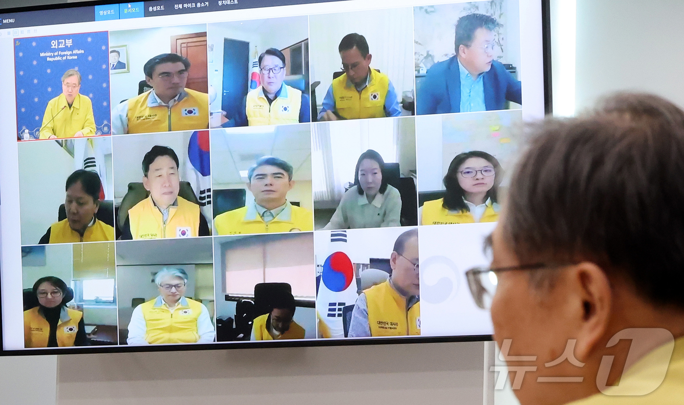 (서울=뉴스1) 김진환 기자 = 7일 서울 종로구 외교부 청사에서 열린 중동 상황 관련 재외국민보호대책본부 회의에서 중동 13개국 대사(대리)들이 화상으로 참석해 조현 외교부 장관 …