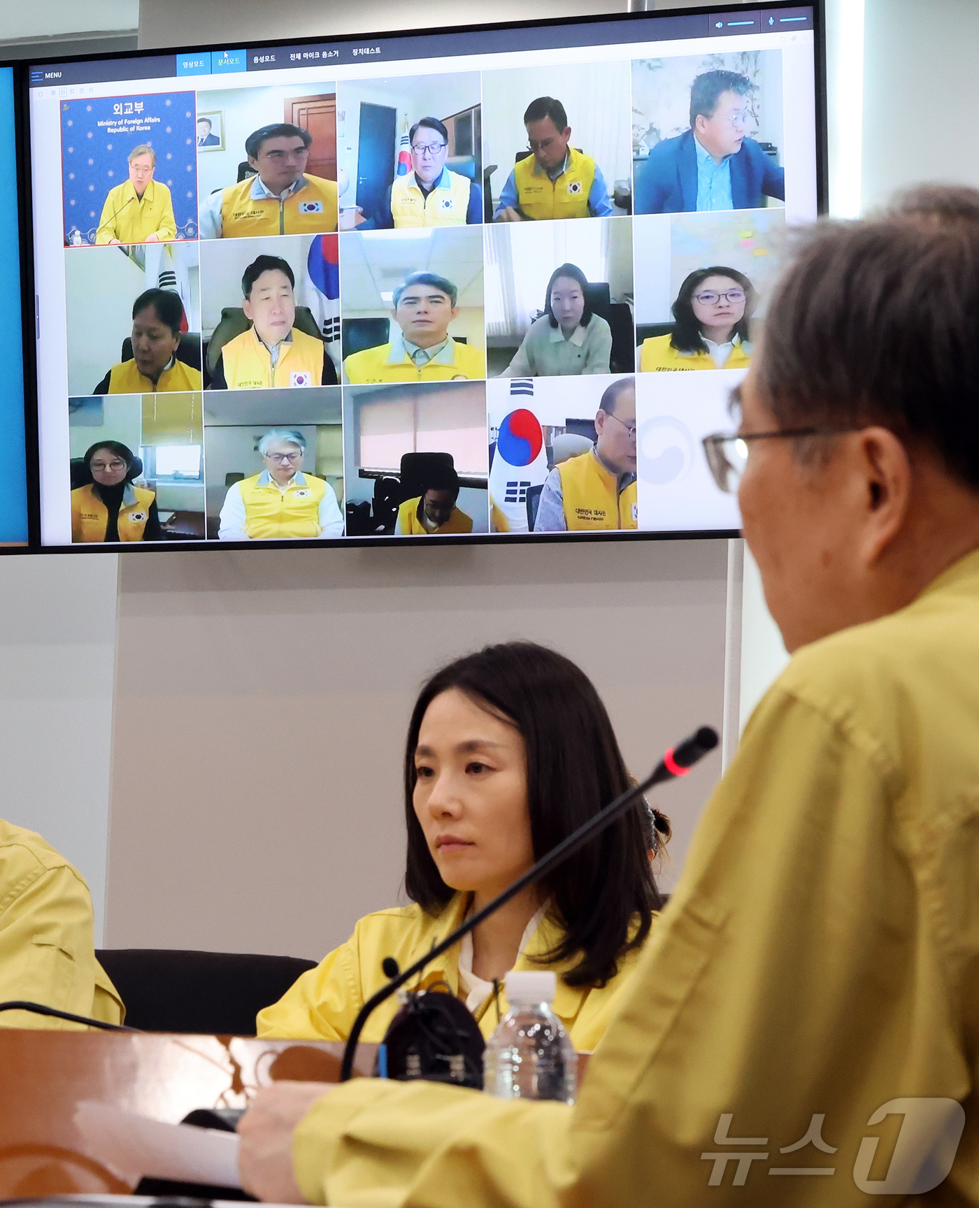 (서울=뉴스1) 김진환 기자 = 7일 서울 종로구 외교부 청사에서 열린 중동 상황 관련 재외국민보호대책본부 회의에서 중동 13개국 대사(대리)들이 화상으로 참석해 조현 외교부 장관 …
