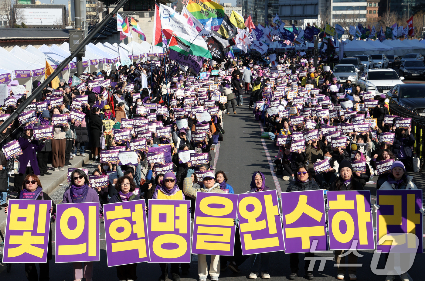 (서울=뉴스1) 김명섭 기자 = 7일 서울 광화문 서십자각에서 열린 2026년 3·8세계여성읜 날 기념 제41회 한국여성대회에서 참가자들이 구호를 외치고 있다. 이번 대회는 '빛의 …
