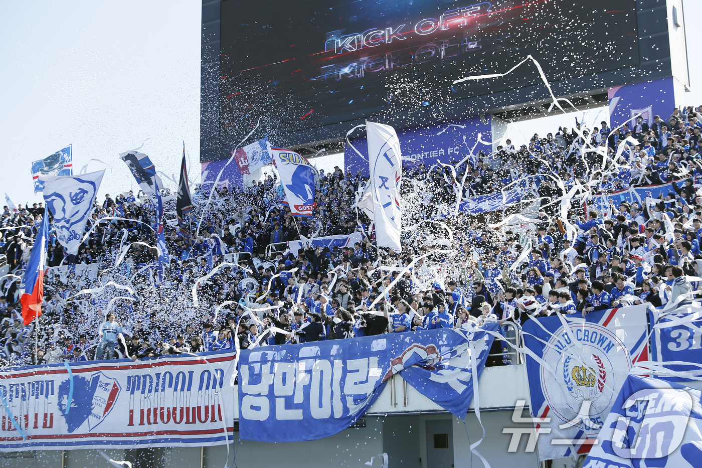 (파주=뉴스1) 박정호 기자 = 7일 오후 경기도 파주시 금릉동 파주 스타디움에서 열린 하나은행 K리그2 2026 2라운드 파주 프런티어 FC와 수원삼성블루윙즈의 경기에서 수원 서 …