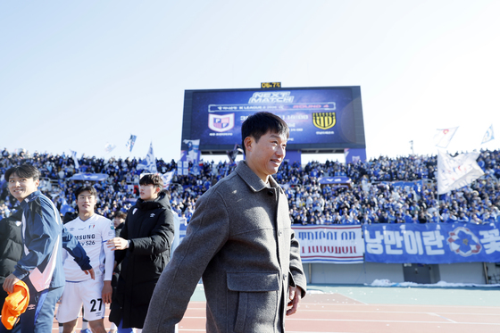 연승에 미소 짓는 이정효 감독