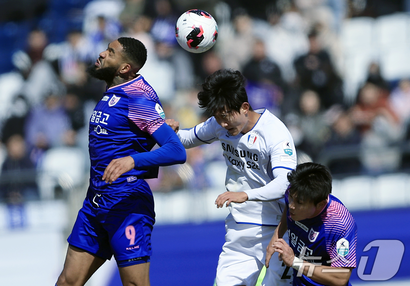 (파주=뉴스1) 박정호 기자 = 7일 오후 경기도 파주시 금릉동 파주 스타디움에서 열린 하나은행 K리그2 2026 2라운드 파주 프런티어 FC와 수원삼성블루윙즈의 경기에서 수원 김 …