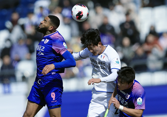 공중볼 다투는 아리아스와 김민우