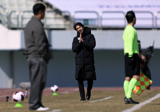 익살스런 제스쳐 취하는 제라드 누스 감독