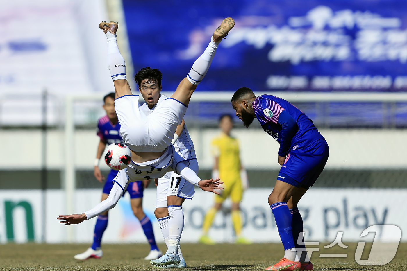 (파주=뉴스1) 박정호 기자 = 7일 오후 경기도 파주시 금릉동 파주 스타디움에서 열린 하나은행 K리그2 2026 2라운드 파주 프런티어 FC와 수원삼성블루윙즈의 경기에서 수원 송 …