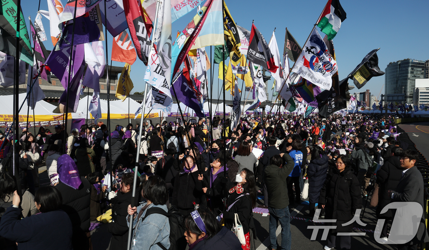 (서울=뉴스1) 김명섭 기자 = 7일 서울 광화문 서십자각에서 열린 2026년 3·8세계여성읜 날 기념 제41회 한국여성대회에서 참가자들이 깃발 퍼포먼스를 하 있다. 이번 대회는 …