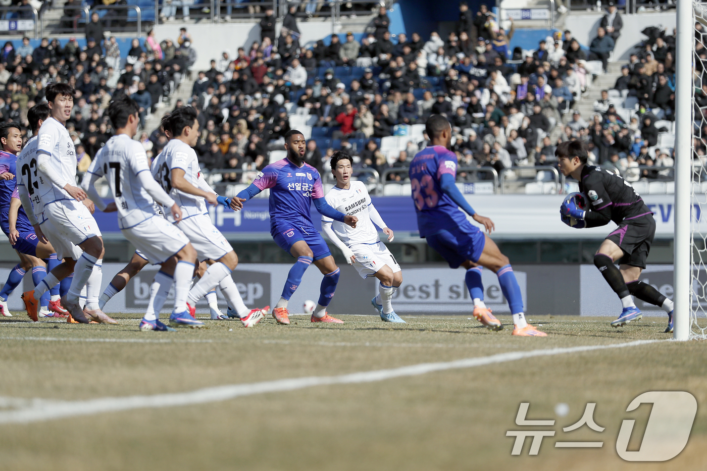 (파주=뉴스1) 박정호 기자 = 7일 오후 경기도 파주시 금릉동 파주 스타디움에서 열린 하나은행 K리그2 2026 2라운드 파주 프런티어 FC와 수원삼성블루윙즈의 경기에서 수원 김 …