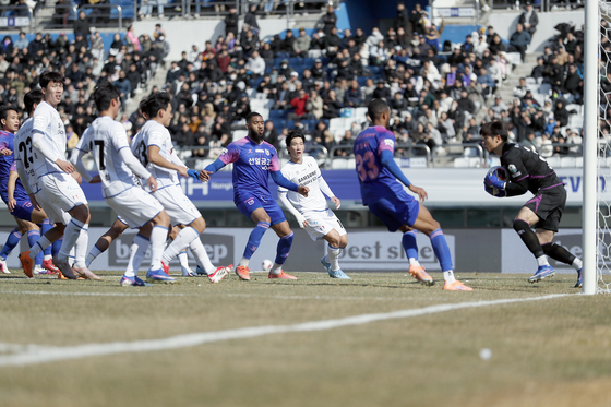 선방 이어가는 김준홍 골키퍼