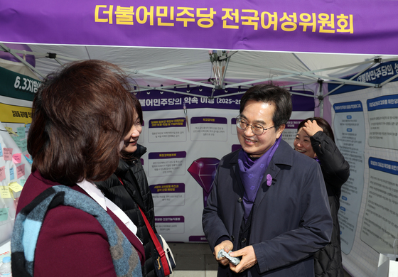 전국여성위원들과 인사하는 김동연 지사