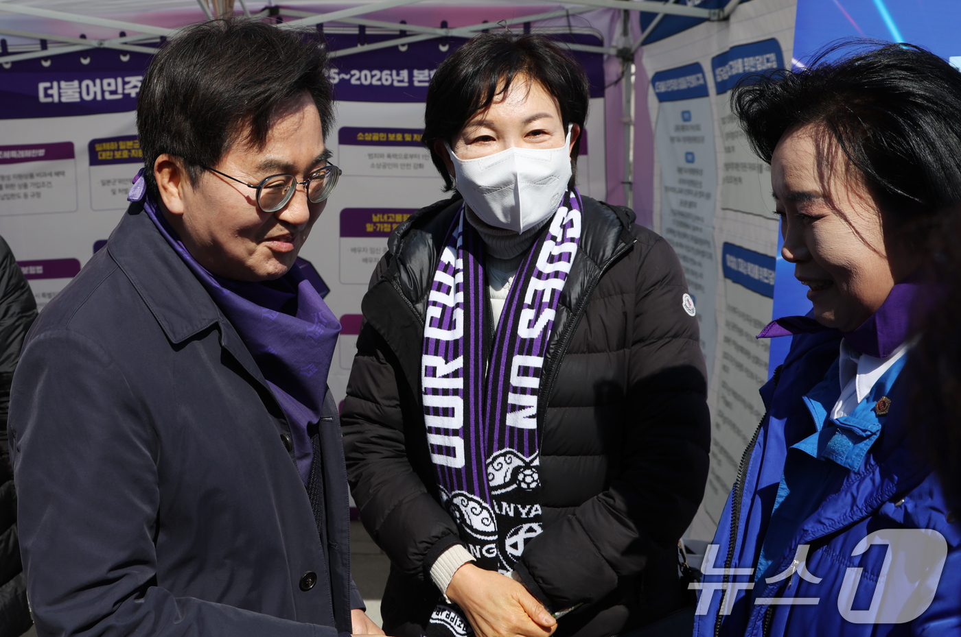 (서울=뉴스1) 김명섭 기자 = 김동연 경기도지사가 7일 서울 광화문 서십자각에서 열린 2026년 3·8세계여성읜 날 기념 제41회 한국여성대회에서 더불어민주당 전국여성위원들과 인 …