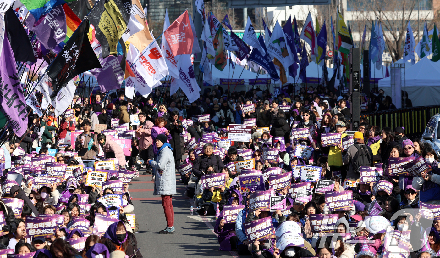 (서울=뉴스1) 김명섭 기자 = 7일 서울 광화문 서십자각에서 열린 2026년 3·8세계여성읜 날 기념 제41회 한국여성대회에서 참가자들이 구호를 외치고 있다. 이번 대회는 '빛의 …