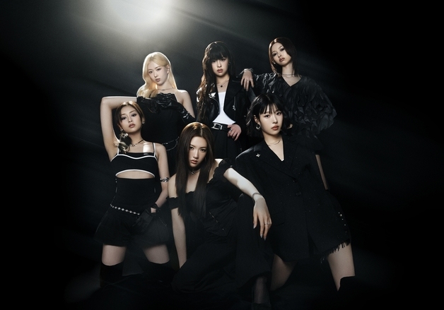 앳하트, '버터플라이 도어스' 콘셉트 포토 공개…절제된 카리스마