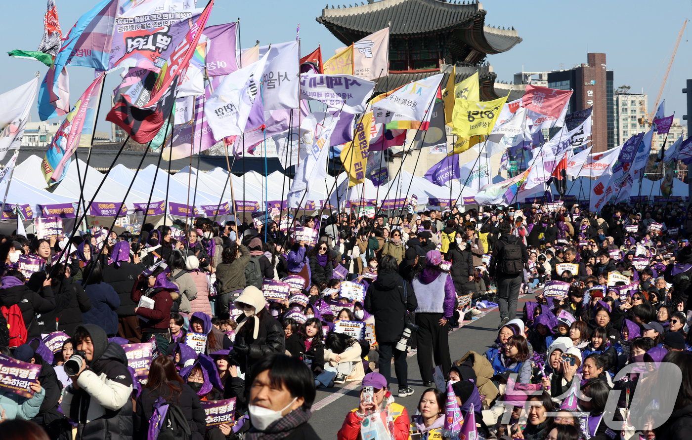(서울=뉴스1) 김명섭 기자 = 7일 서울 광화문 서십자각에서 열린 2026년 3·8세계여성읜 날 기념 제41회 한국여성대회에서 참가자들이 깃발 퍼포먼스를 하고 있다. 이번 대회는 …