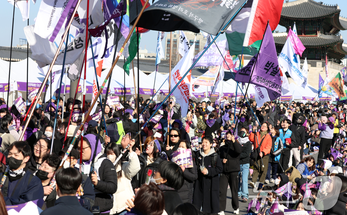 (서울=뉴스1) 김명섭 기자 = 7일 서울 광화문 서십자각에서 열린 2026년 3·8세계여성읜 날 기념 제41회 한국여성대회에서 참가자들이 깃발 퍼포먼스를 하고 있다. 이번 대회는 …