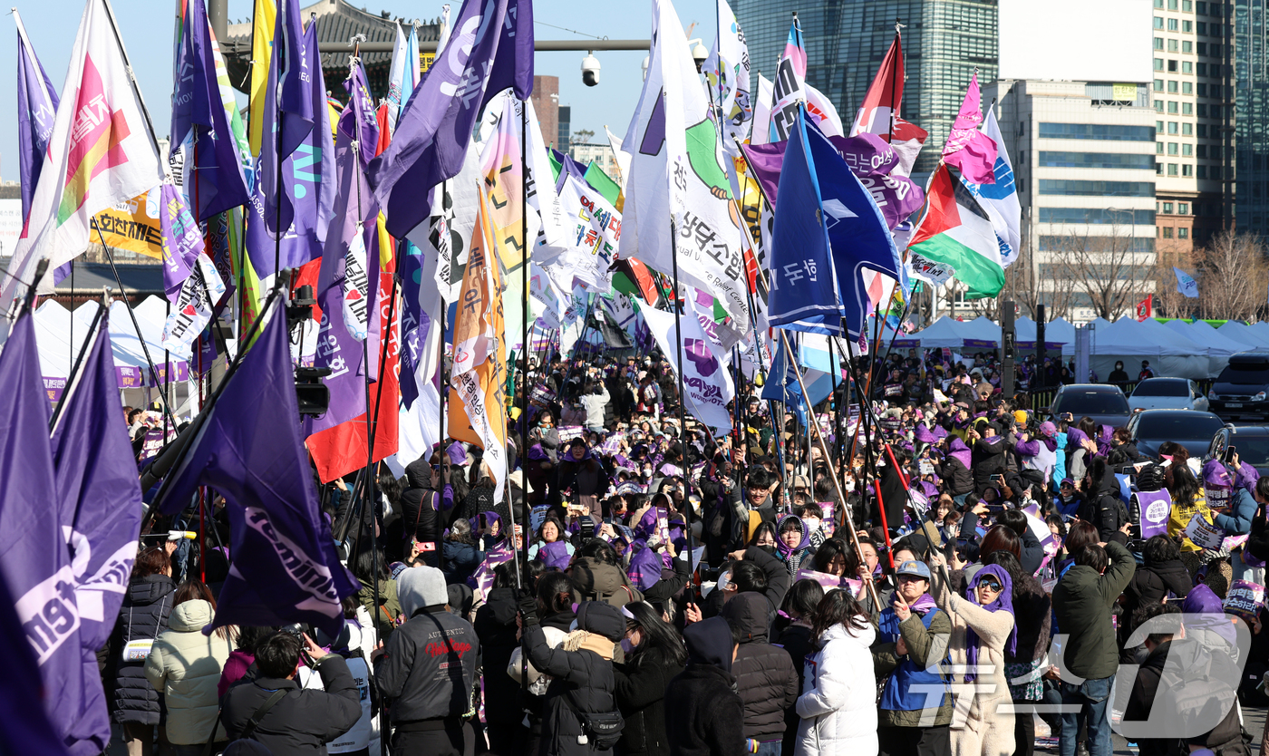 (서울=뉴스1) 김명섭 기자 = 7일 서울 광화문 서십자각에서 열린 2026년 3·8세계여성읜 날 기념 제41회 한국여성대회에서 참가자들이 깃발 퍼포먼스를 하고 있다. 이번 대회는 …