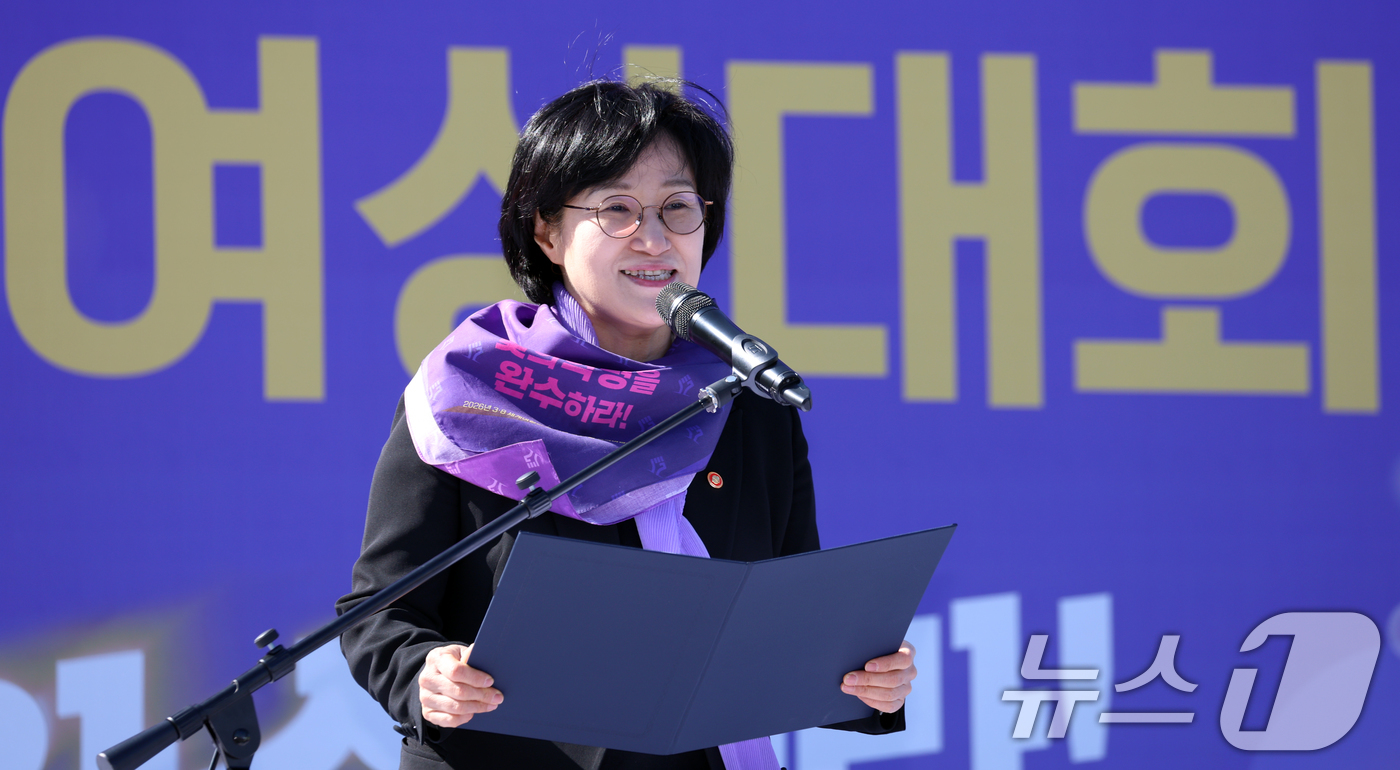 (서울=뉴스1) 김명섭 기자 = 원민경 성평등가족부 장관이 7일 서울 광화문 서십자각에서 열린 2026년 3·8세계여성읜 날 기념 제41회 한국여성대회에서 축사를 하고 있다. 이번 …