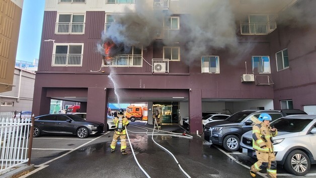 경북 청도 아파트 2층서 불…주민 5명 연기흡입, 12명 대피