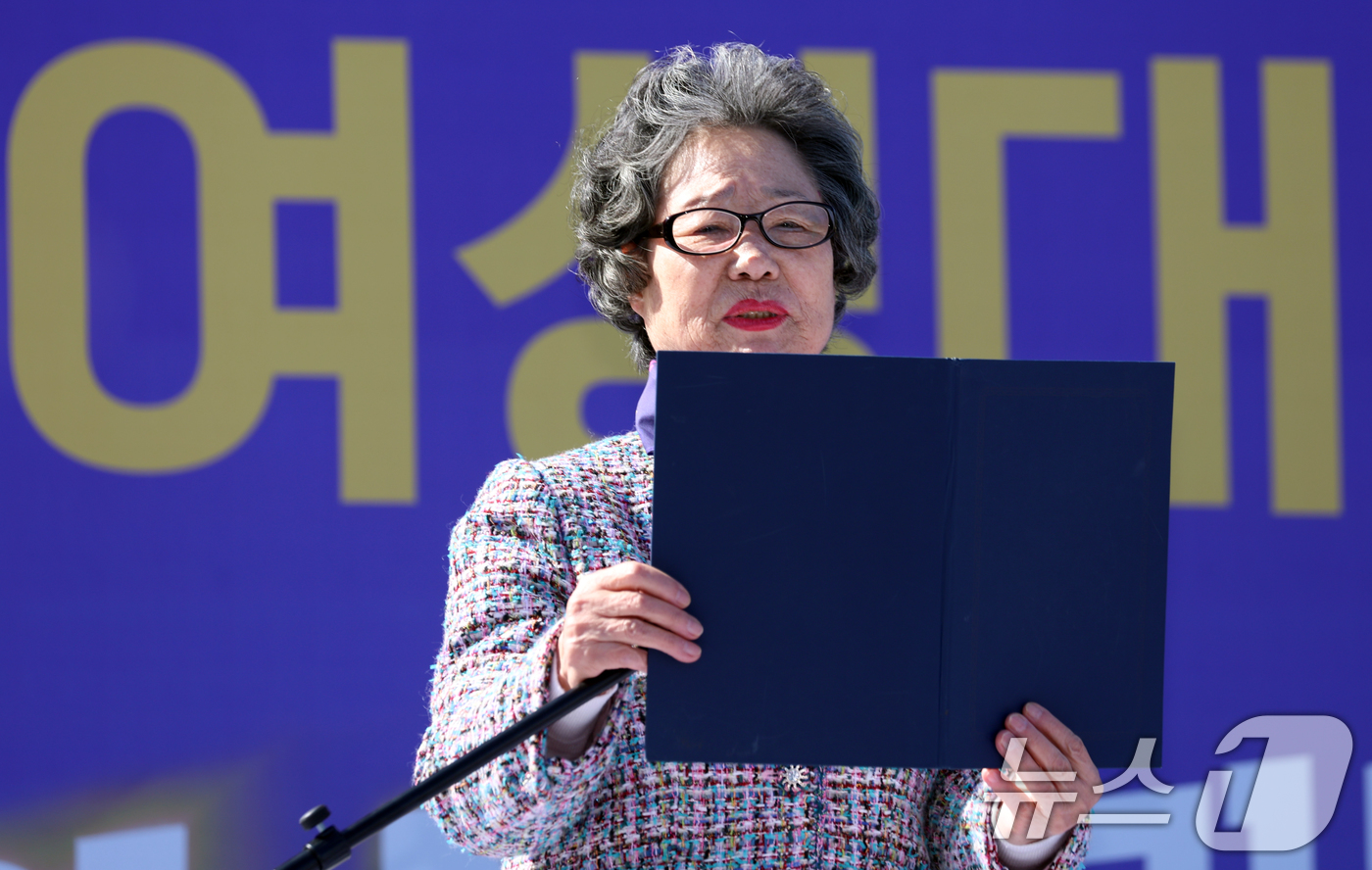 (서울=뉴스1) 김명섭 기자 = 최말자 제36회 여성운동상 수상자가 7일 서울 광화문 서십자각에서 열린 2026년 3·8세계여성읜 날 기념 제41회 한국여성대회에서 축사를 하고 있 …