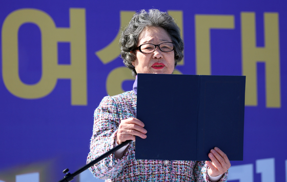 한국여성대회 축사하는 최말자씨
