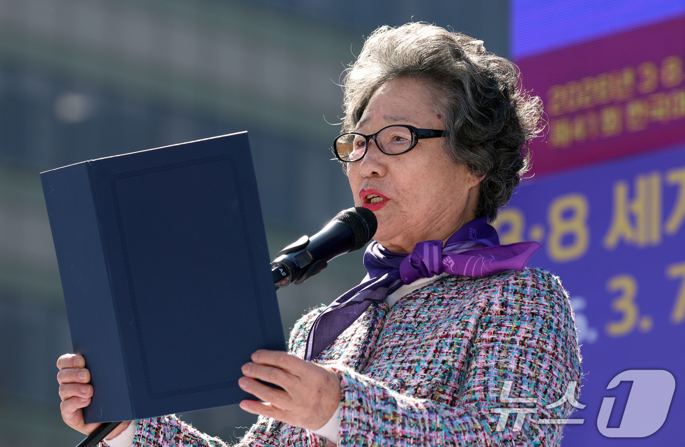 (서울=뉴스1) 김명섭 기자 = 최말자 제36회 여성운동상 수상자가 7일 서울 광화문 서십자각에서 열린 2026년 3·8세계여성읜 날 기념 제41회 한국여성대회에서 축사를 하고 있 …
