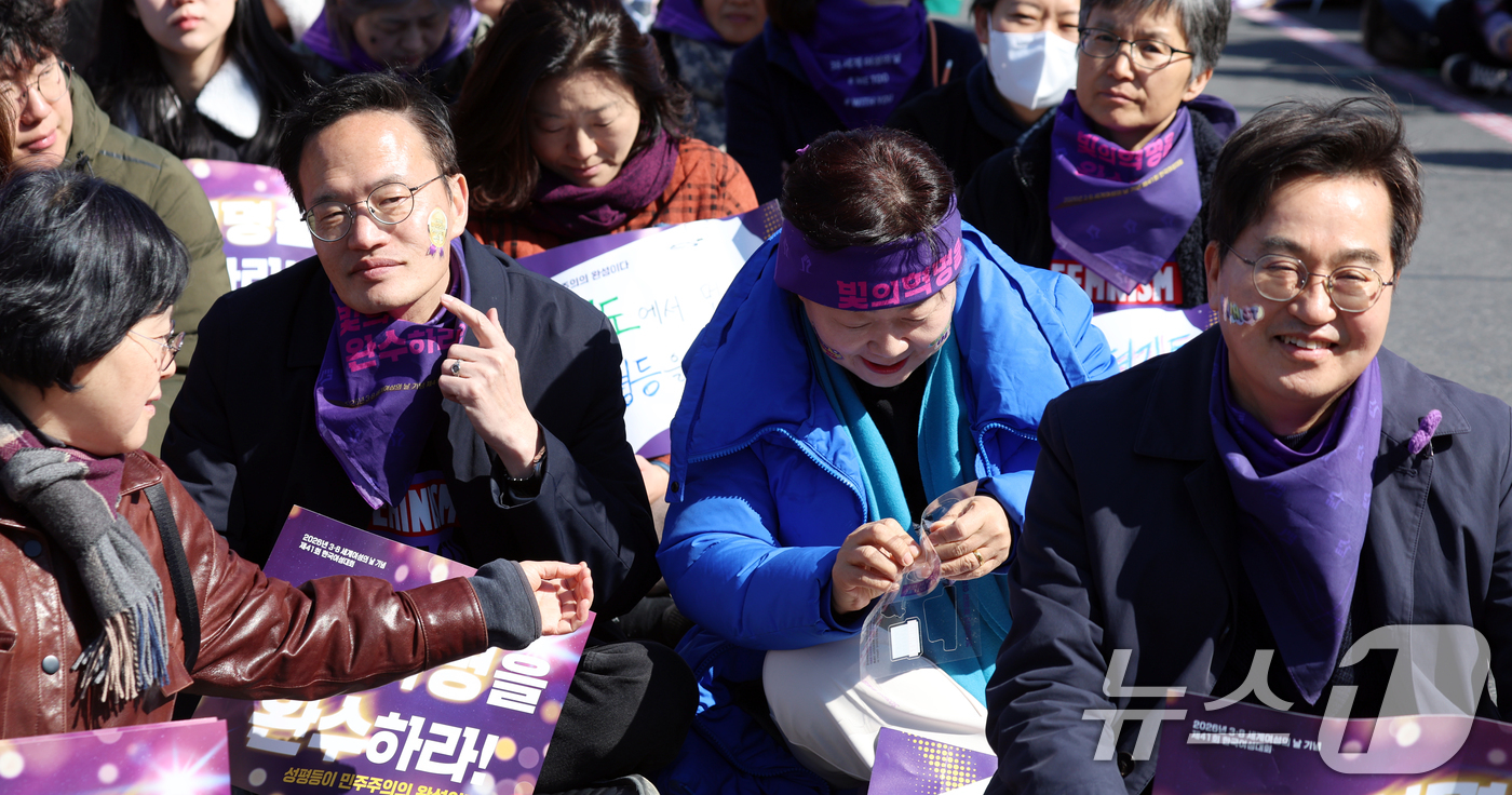 (서울=뉴스1) 김명섭 기자 = 박주민더불어민주당 서울시장 예비후보, 깅동연 경기지사, 서영교 국회의원이 7일 서울 광화문 서십자각에서 열린 2026년 3·8세계여성읜 날 기념 제 …