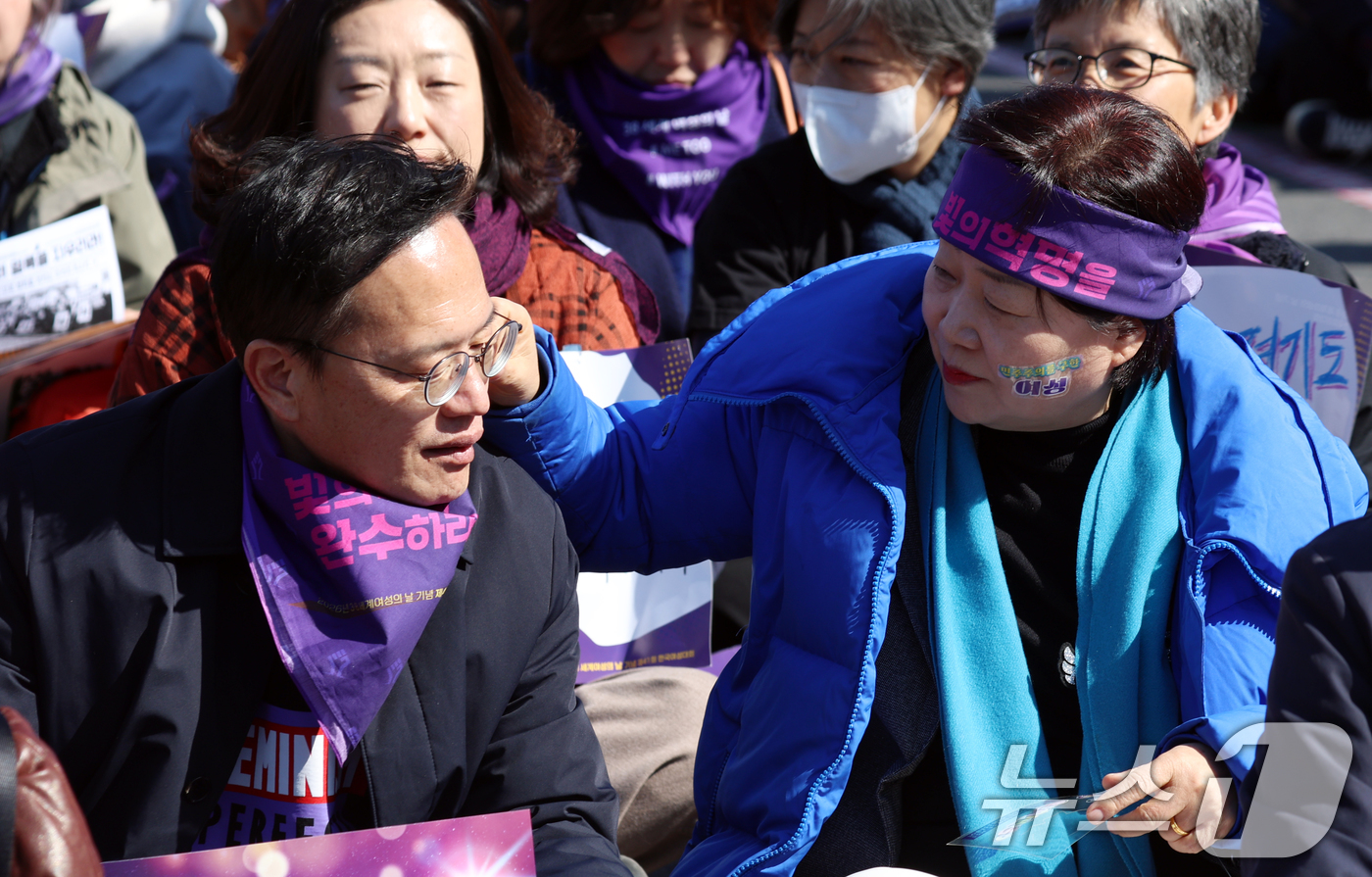 (서울=뉴스1) 김명섭 기자 = 박주민더불어민주당 서울시장 예비후보와 서영교 국회의원이 7일 서울 광화문 서십자각에서 열린 2026년 3·8세계여성읜 날 기념 제41회 한국여성대회 …