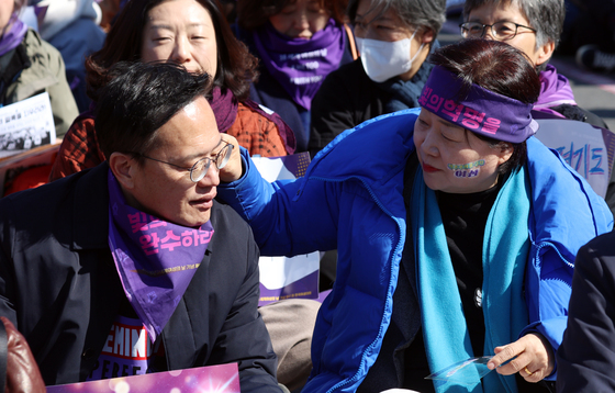 박주민 얼굴에 스티커 붙이는 서영교