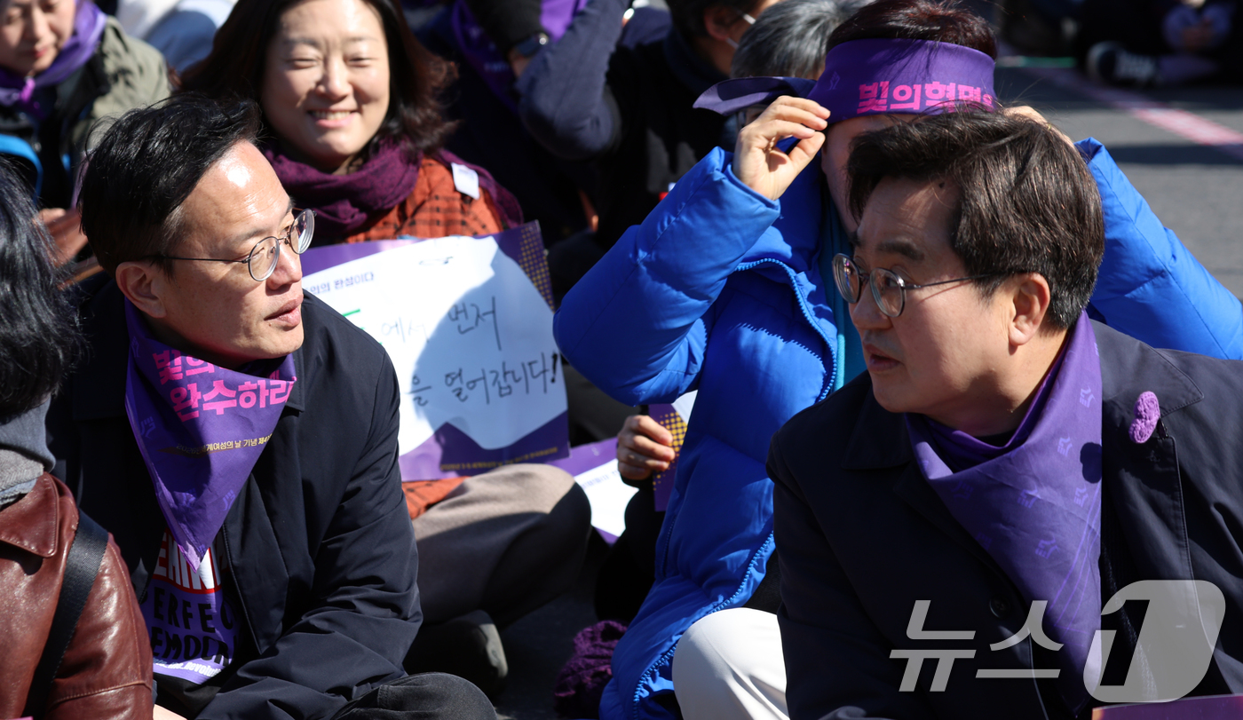 (서울=뉴스1) 김명섭 기자 = 김동연 경기도지사와 박주민더불어민주당 서울시장 예비후보가 7일 서울 광화문 서십자각에서 열린 2026년 3·8세계여성읜 날 기념 제41회 한국여성대 …