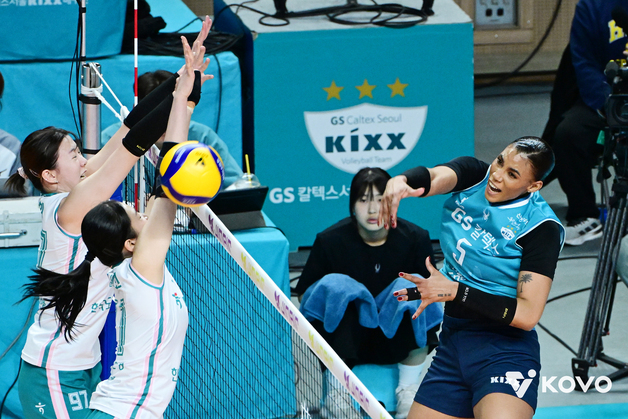 '실바 32점' GS칼텍스, 선두 도공 잡고 4위 도약…봄 배구 희망(종합)