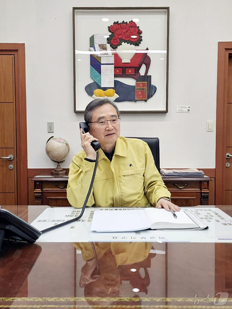 (서울=뉴스1) = 조현 외교부 장관이 7일 서울 외교부 청사에서 압둘라티프 빈 라시드 알 자야니 바레인 외교장관과 전화 통화를 갖고 최근 중동 상황을 논의하고 있다.조 장관은 " …