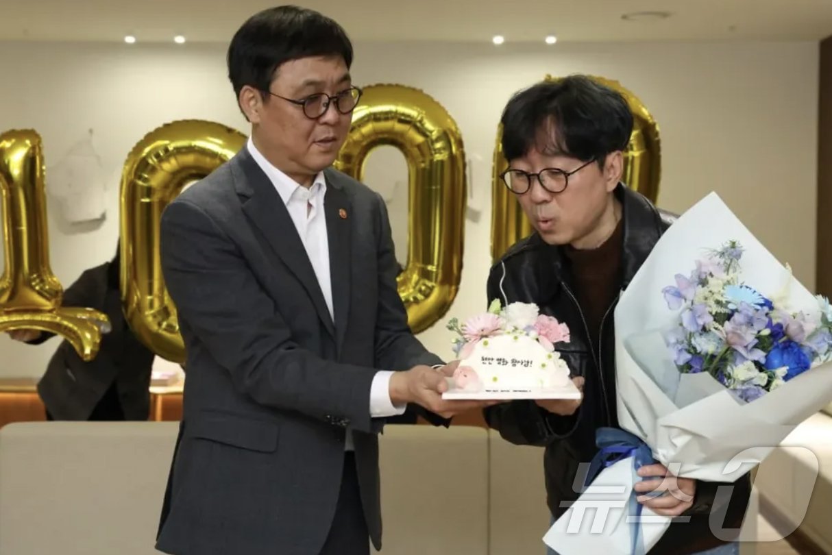(서울=뉴스1) 김진환 기자 = 최휘영 문화체육관광부 장관이 7일 자신의 사회관계망서비스(SNS)에 천만 관객을 돌파한 영화 '왕과 사는 남자'의 장항준 감독을 만나 인사를 나누고 …